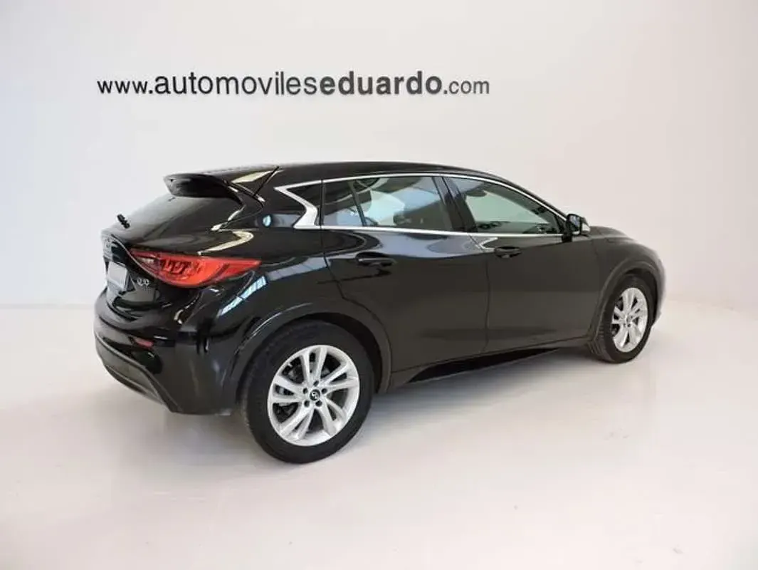 Usado Infiniti Q30 Premium 156 CV (114 kW) 2018 Negro Utilitario