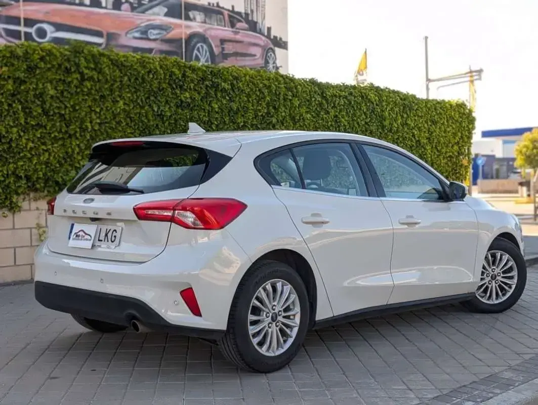 Usado Ford Focus Titanium 150 CV (110 kW) 2020 Gris Utilitario