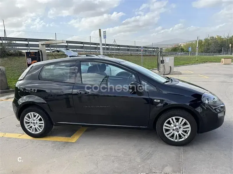 Usado Fiat Punto Easy 69 CV (50 kW) 2016 Negro Utilitario