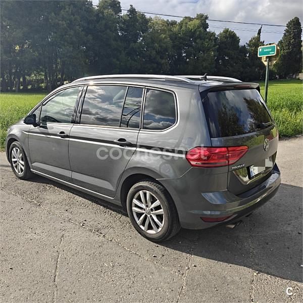 Usado VW Touran Advance 150 CV (110 kW) 2019 Gris / plata Monovolumen