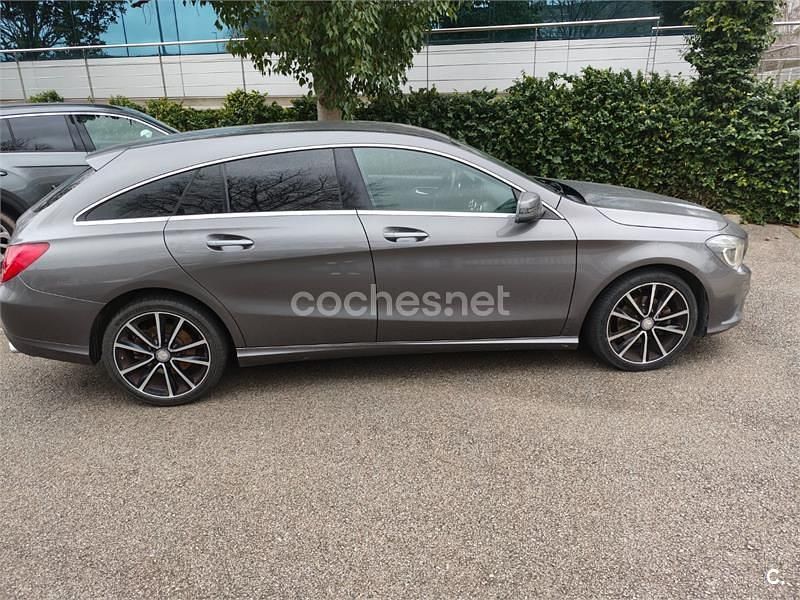 Usado Mercedes CLA220 Shooting Brake 177 CV (130 kW) 2016 Gris / plata Familiar