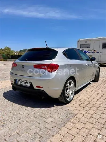Usado Alfa Romeo Giulietta Distinctive 140 CV (102 kW) 2011 Gris / plata Utilitario