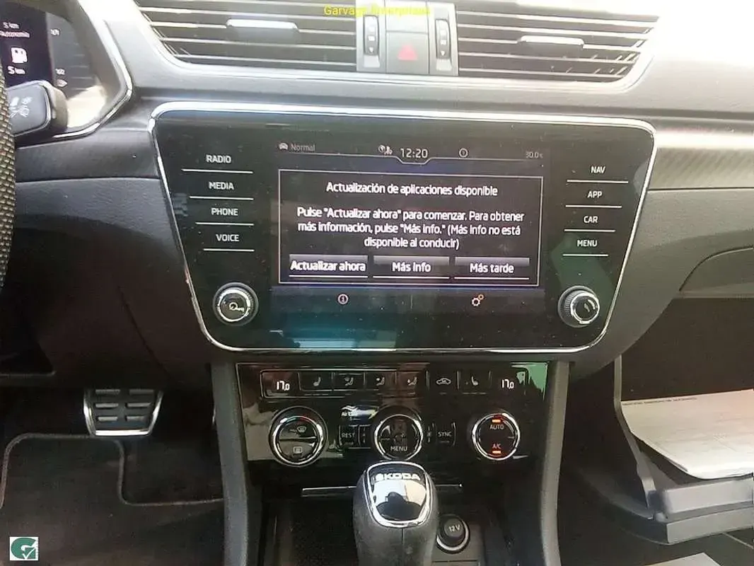 Usado Skoda Superb SportLine 150 CV (110 kW) 2023 Gris Berlina