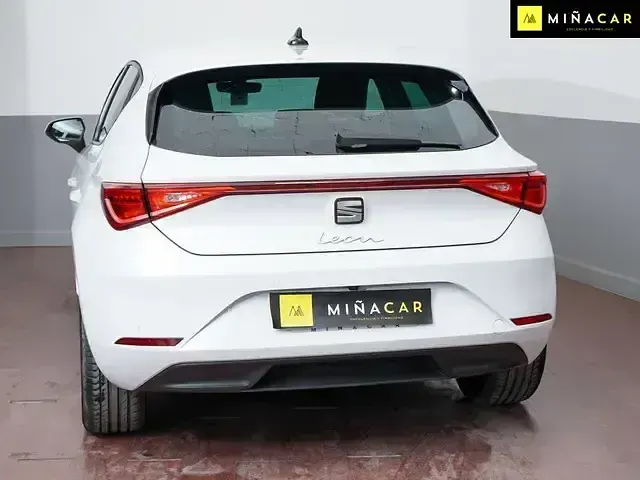 Usado Seat Leon Style 150 CV (110 kW) 2022 Blanco Berlina