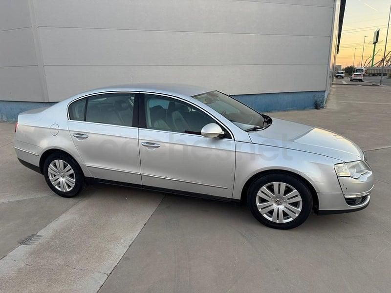 Usado VW Passat Highline 140 CV (102 kW) 2006 Gris / plata Familiar