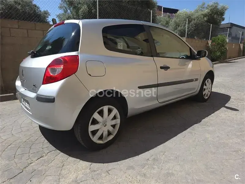 Usado Renault Clio II 75 CV (55 kW) 2007 Gris / plata Berlina