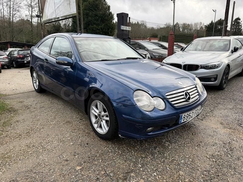 Usado Mercedes C220 143 CV (105 kW) 2003 Azul Berlina