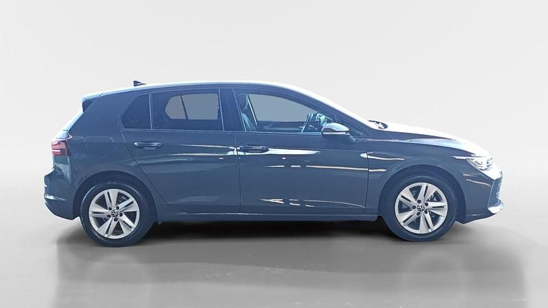 Usado VW Golf VIII 115 CV (84 kW) 2025 Gris / plata Berlina