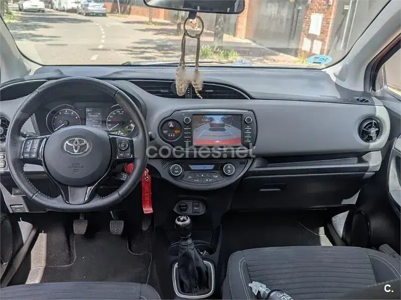 Usado Toyota Yaris Active 111 CV (81 kW) 2018 Rojo Berlina
