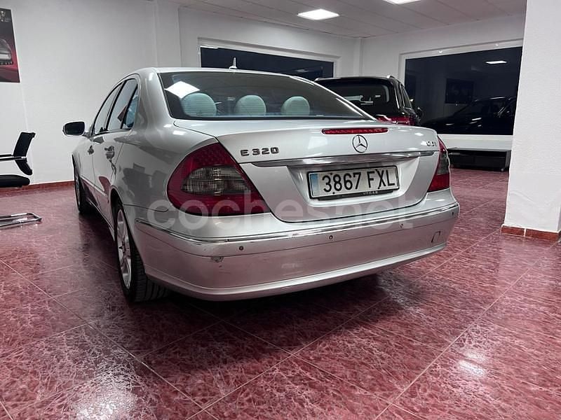 Usado Mercedes E320 Avantgarde 224 CV (164 kW) 2007 Gris / plata Berlina