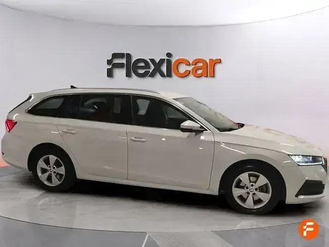 Usado Skoda Octavia 110 CV (80 kW) 2021 Blanco Familiar