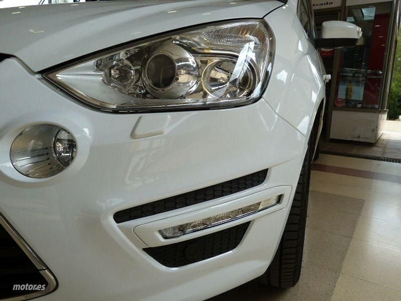 Usado Ford S-MAX Titanium 140 CV (102 kW) 2014 Blanco Monovolumen