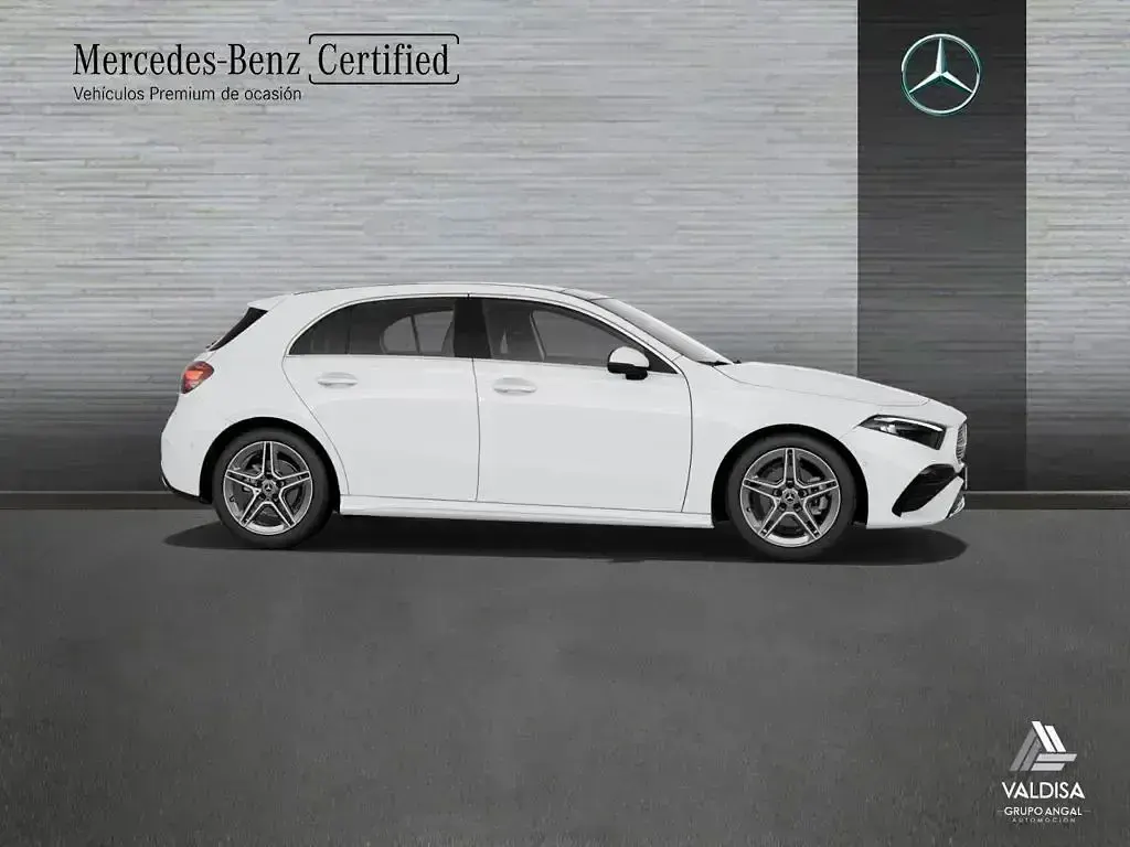 Usado Mercedes A180 AMG line 136 CV (100 kW) 2024 Blanco polar Berlina