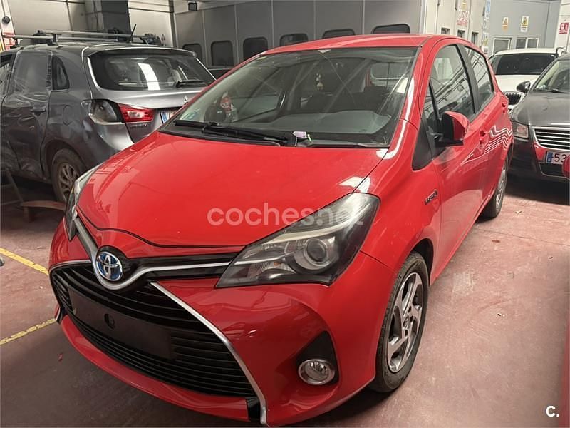 Usado Toyota Yaris Hybrid Active 100 CV (73 kW) 2015 Rojo Berlina
