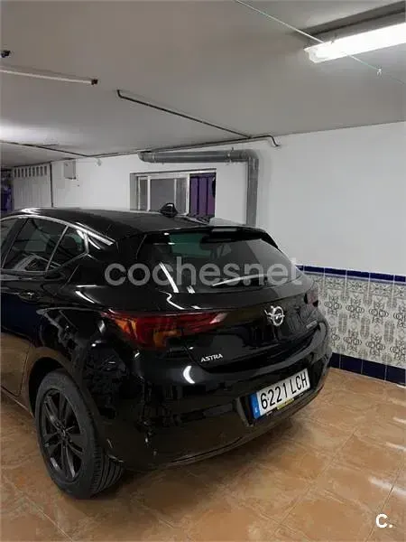 Usado Opel Astra 110 CV (80 kW) 2019 Negro Berlina