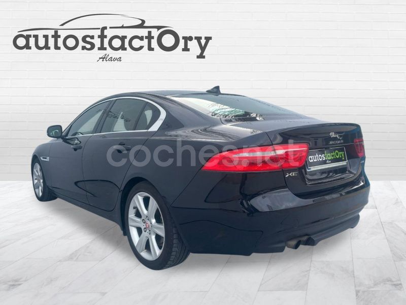 Usado Jaguar XE R-Sport 180 CV (132 kW) 2016 Negro Berlina