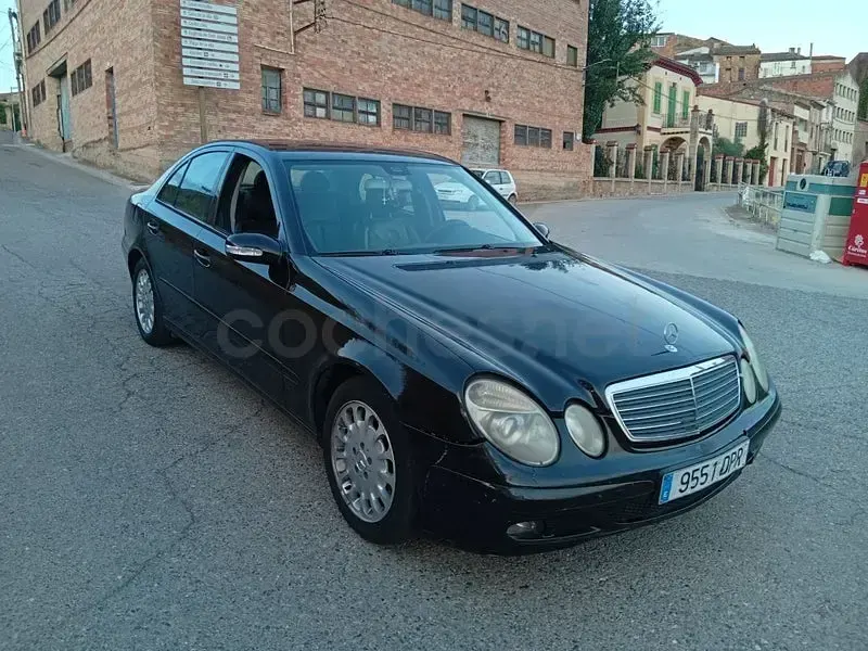 Usado Mercedes E220 Avantgarde 143 CV (105 kW) 2002 Negro Berlina