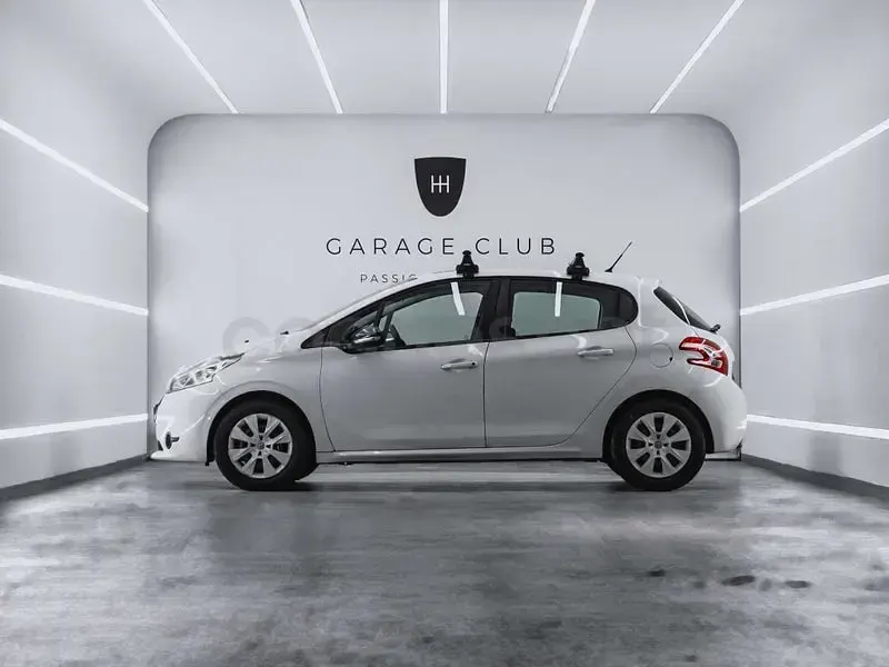 Usado Peugeot 208 68 CV (50 kW) 2015 Blanco Utilitario