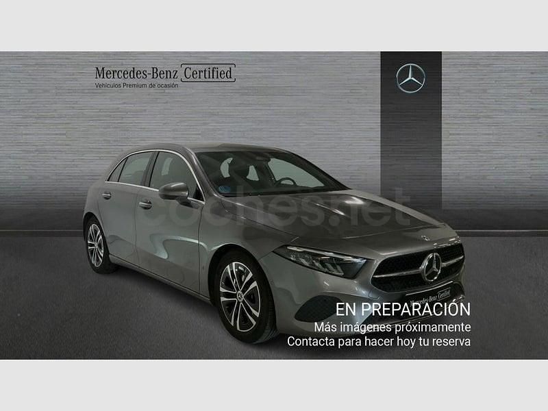 Usado Mercedes A180 136 CV (100 kW) 2024 Gris / plata Berlina