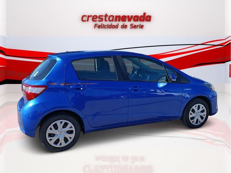 Usado Toyota Yaris Hybrid Active 100 CV (73 kW) 2022 Azul