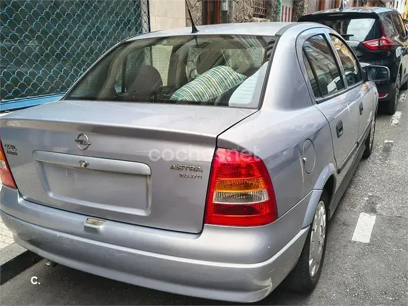 Usado Opel Astra Comfort 100 CV (73 kW) 2003 Gris / plata Berlina