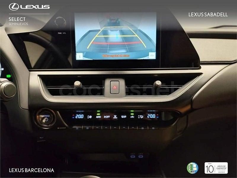 Usado Lexus UX 199 CV (146 kW) 2024 Gris / plata SUV