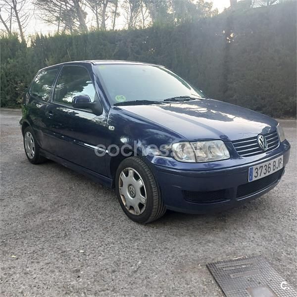 Usado VW Polo Trendline 60 CV (44 kW) 2001 Azul Berlina