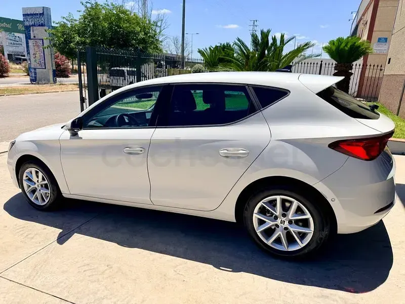 Usado Seat Leon Style 116 CV (85 kW) 2025 Blanco Berlina