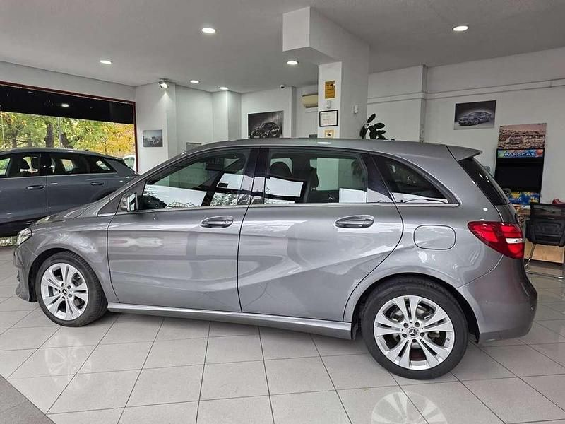 Usado Mercedes B200 139 CV (102 kW) 2019 Gris Monovolumen
