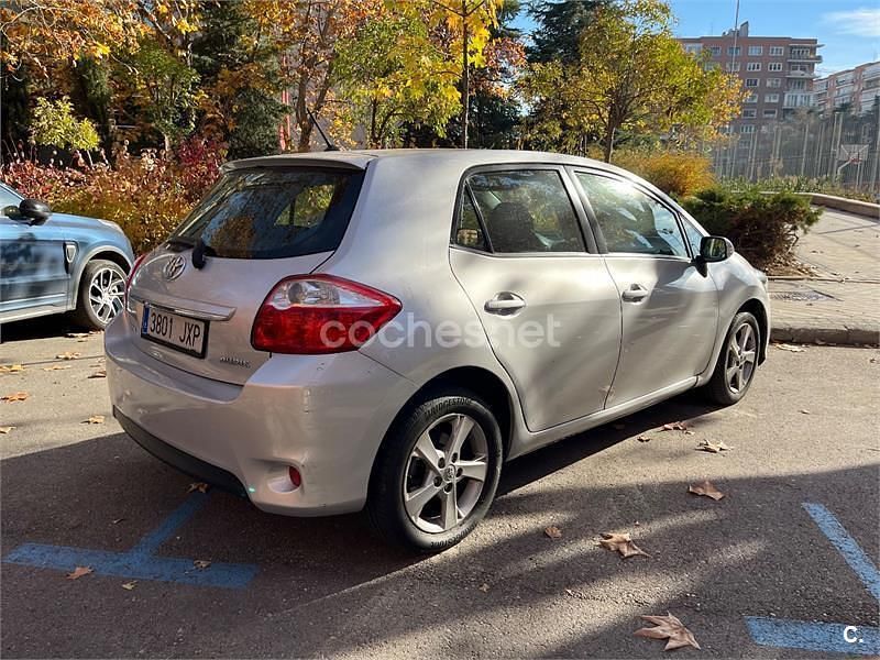 Usado Toyota Auris Active 101 CV (74 kW) 2011 Gris / plata Berlina