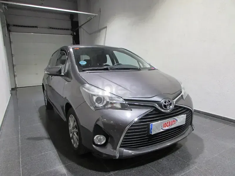 Usado Toyota Yaris Active 99 CV (72 kW) 2016 Gris / plata Berlina
