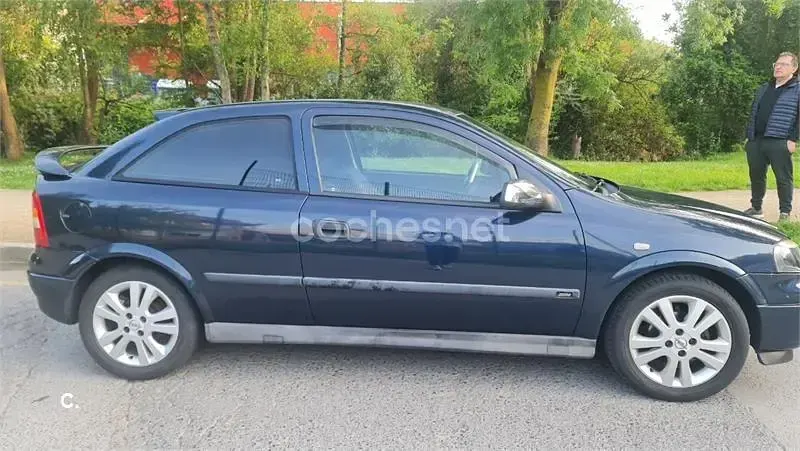 Usado Opel Astra Club 84 CV (61 kW) 2003 Azul Berlina