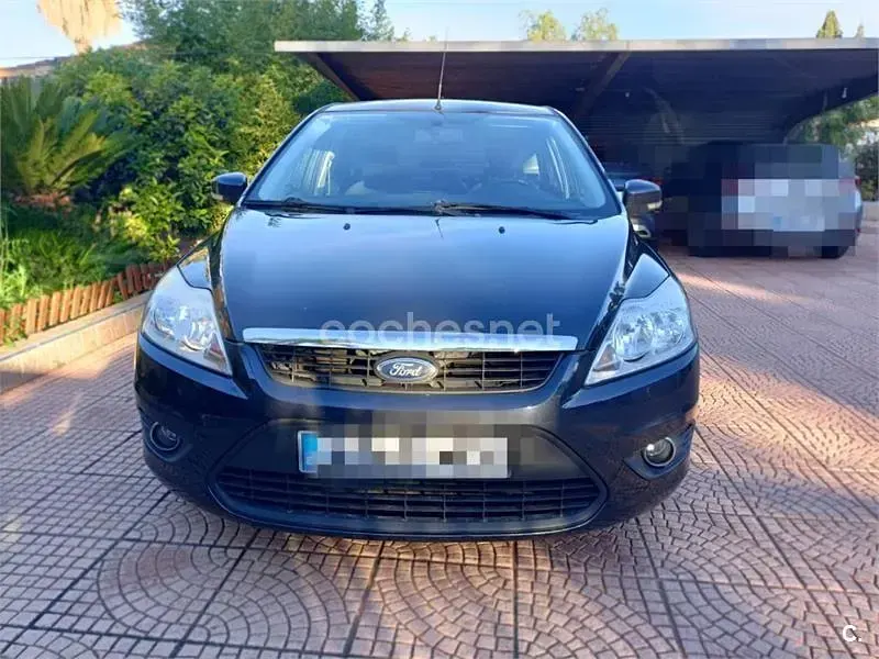 Usado Ford Focus Trend 109 CV (80 kW) 2011 Gris / plata Berlina