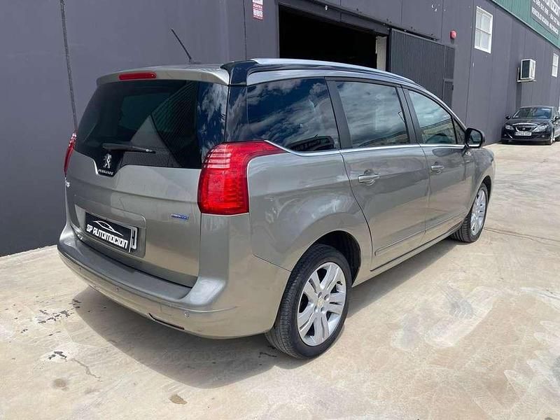 Usado Peugeot 5008 Style 120 CV (88 kW) 2016 Beige Monovolumen
