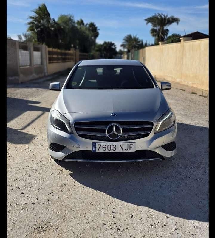 Usado Mercedes A180 Style 109 CV (80 kW) 2014 Gris Utilitario