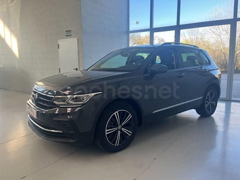 Usado VW Tiguan Life 150 CV (110 kW) 2022 Gris / plata SUV