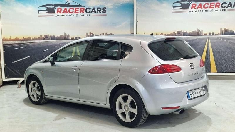 Usado Seat Leon Sport 105 CV (77 kW) 2005 Gris / plata Utilitario