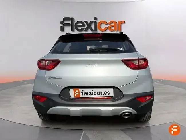 Usado Kia Stonic 84 HP (61 kW) 2023 Cinzento SUV