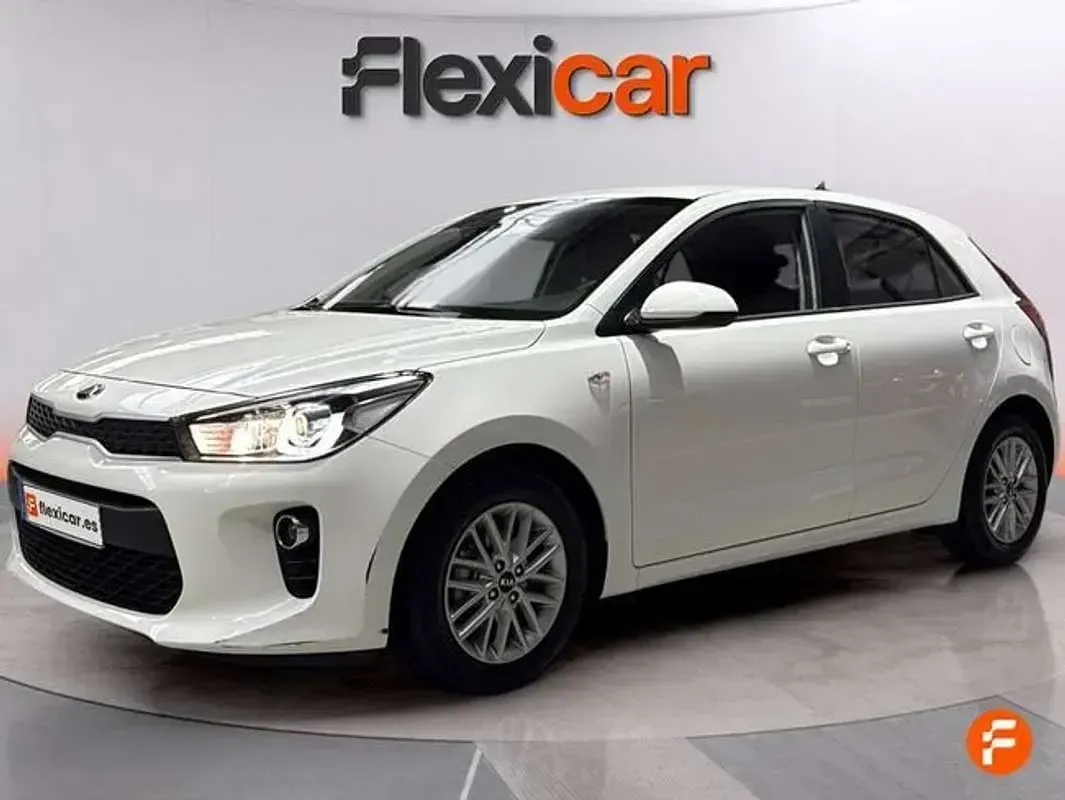 Usado Kia Rio 84 CV (61 kW) 2018 Blanco Berlina