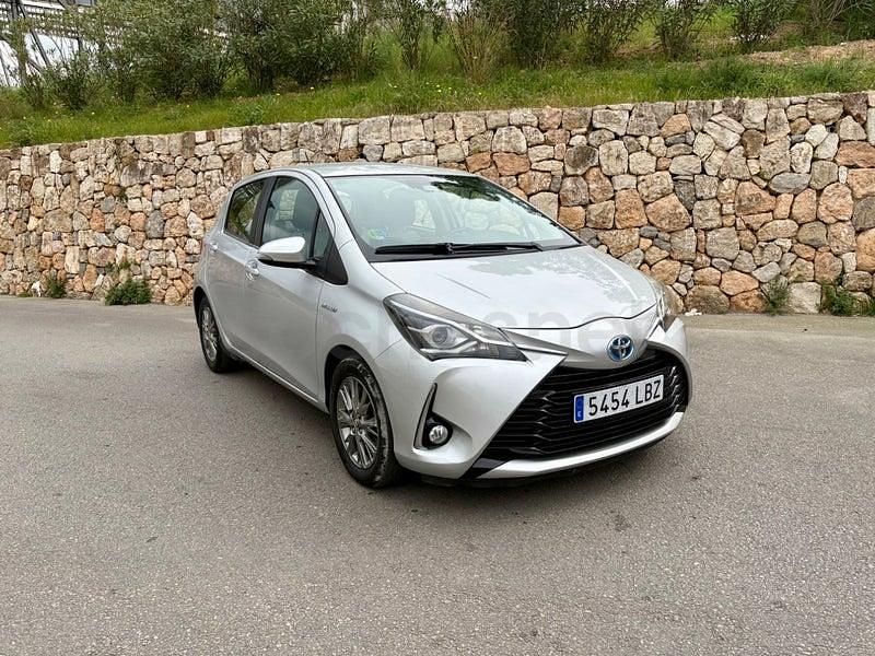 Usado Toyota Yaris Hybrid Active 100 CV (73 kW) 2019 Gris / plata Berlina