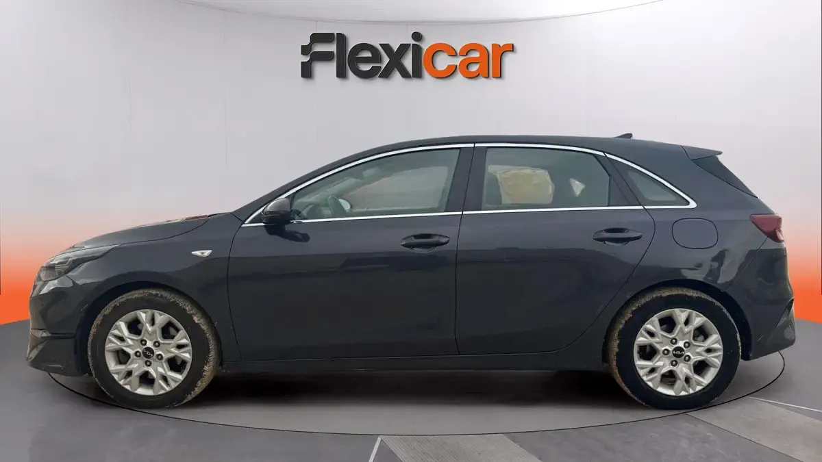 Usado Kia Ceed 136 CV (100 kW) 2023 Gris Utilitario