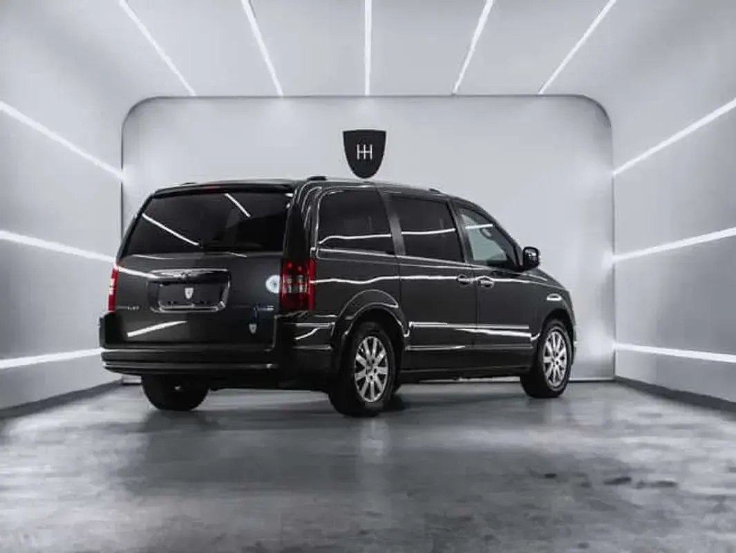 Usado Chrysler Voyager Limited 163 CV (119 kW) 2011 Gris Monovolumen