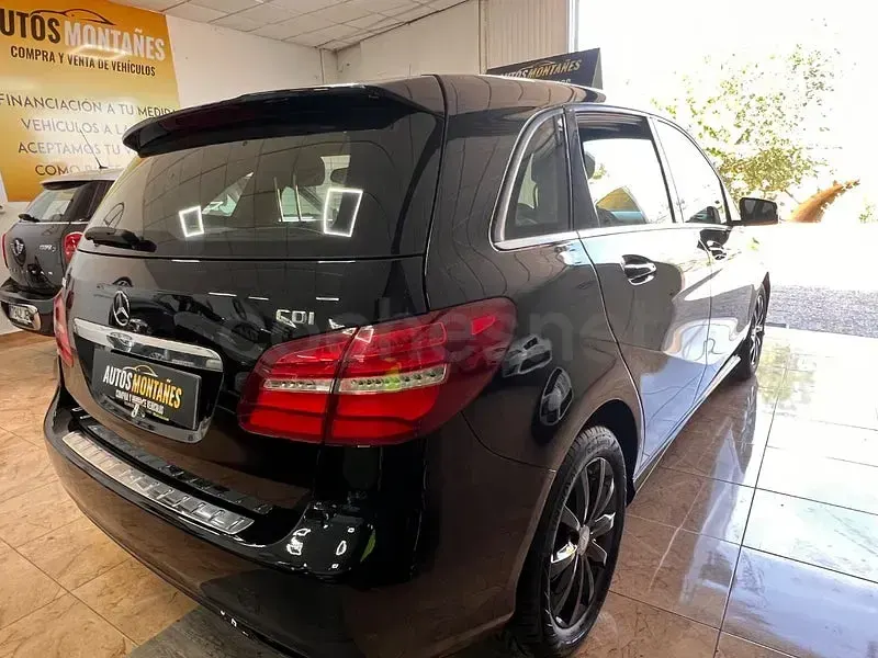 Usado Mercedes B180 109 CV (80 kW) 2016 Negro Utilitario