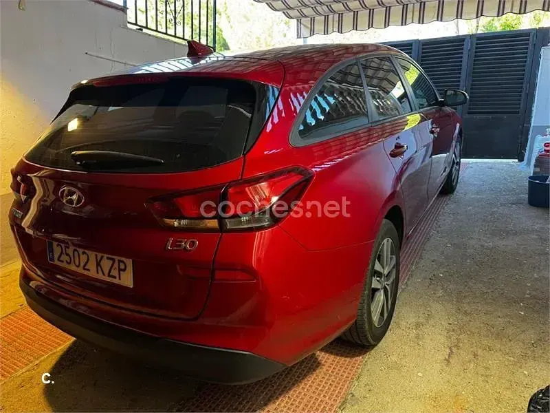 Usado Hyundai i30 120 CV (88 kW) 2019 Granate Familiar