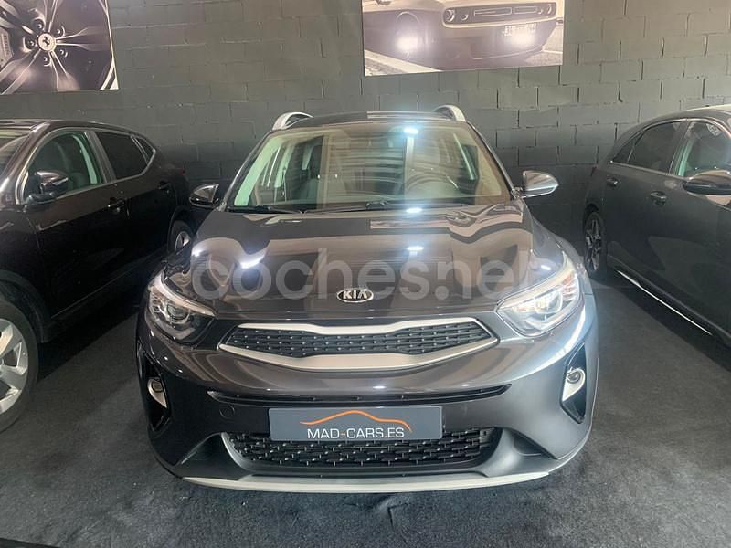 Usado Kia Stonic 100 CV (73 kW) 2020 Gris / plata SUV