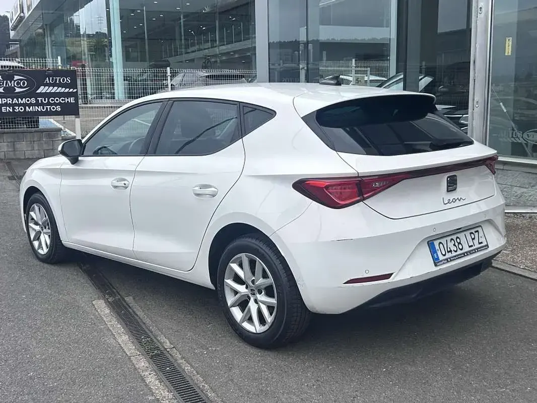 Usado Seat Leon Style 116 CV (85 kW) 2021 Blanco Utilitario