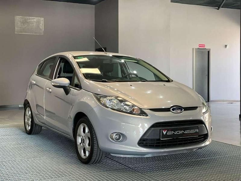 Usado Ford Fiesta Trend 75 CV (55 kW) 2012 Gris Utilitario