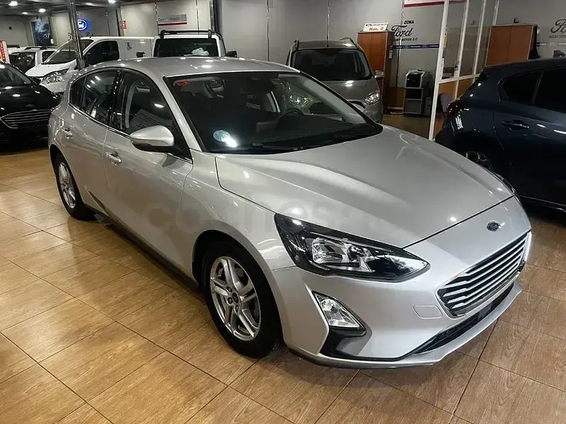 Usado Ford Focus Trend 125 CV (91 kW) 2021 Gris / plata Berlina