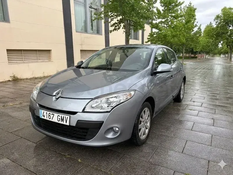 Usado Renault Mégane Dynamique 105 CV (77 kW) 2010 Gris / plata Berlina