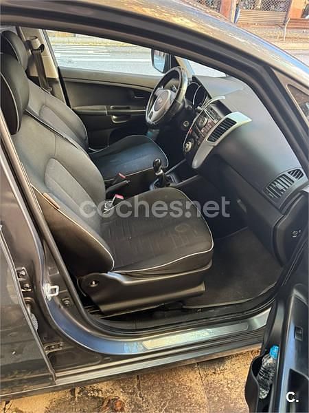 Usado Kia Venga 90 CV (66 kW) 2010 Azul Utilitario